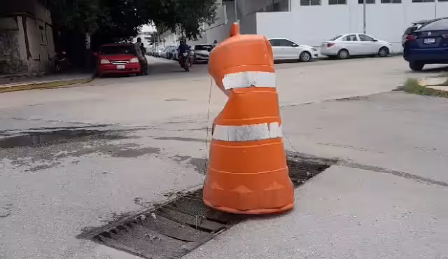 Estas rejillas en mal estado representan un grave riesgo para los estudiantes.