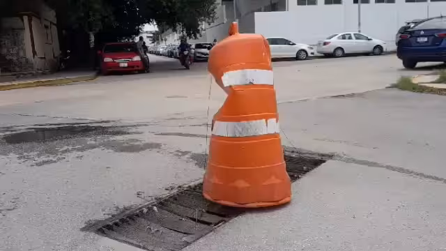 Estas rejillas en mal estado representan un grave riesgo para los estudiantes.