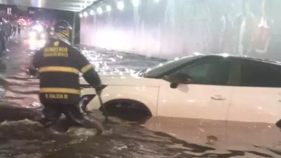 Una camioneta permanecía en uno de los puntos críticos de inundación, en CDMX Una camioneta permanecía en uno de los puntos críticos de inundación, en CDMX