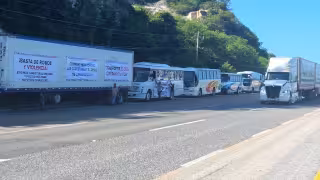 El paro de transportistas provocó afectaciones viales en Yucatán y Quintana Roo.