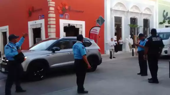 Autoridades policiacas resguardan la zona previo al arribo de Mauricio Vila Autoridades policiacas resguardan la zona previo al arribo de Mauricio Vila