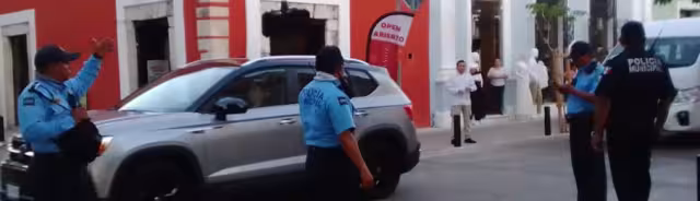 Autoridades policiacas resguardan la zona previo al arribo de Mauricio Vila