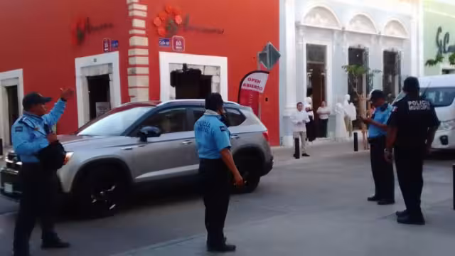 Autoridades policiacas resguardan la zona previo al arribo de Mauricio Vila