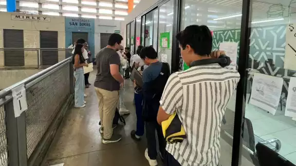 En el lugar, trabajadores de la ATY, orientan a los usuarios y les solicitan que tengan a la mano la documentación requerida