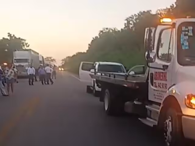 Los oficiales cerraron la vía más de tres horas, lo que generó larga fila de vehículos