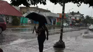 Clima en Playa del Carmen: Lluvia mañanera causa encharcamientos en varias calles