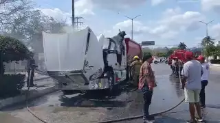 Corto circuito provoca incendio en tráiler Kenworth en Escárcega