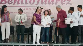AMLO y Claudia Sheinbaum visitan Oaxaca para entrega de caminos 