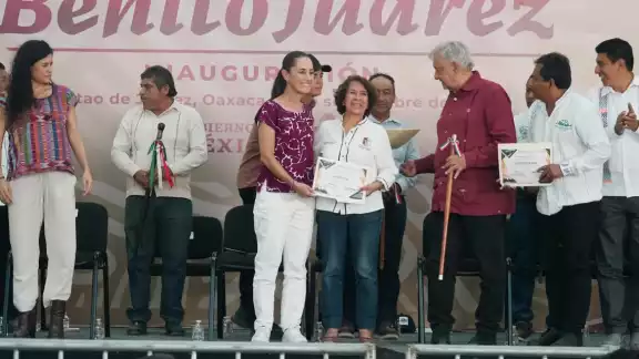 AMLO y Sheinbaum visitan Oaxaca y encabezan entrega de caminos