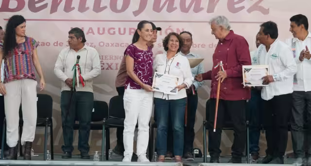 AMLO y Sheinbaum visitan Oaxaca y encabezan entrega de caminos