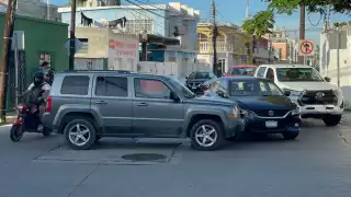 Choque entre Jeep y Suzuki Baleno genera embotellamiento en Ciudad del Carmen