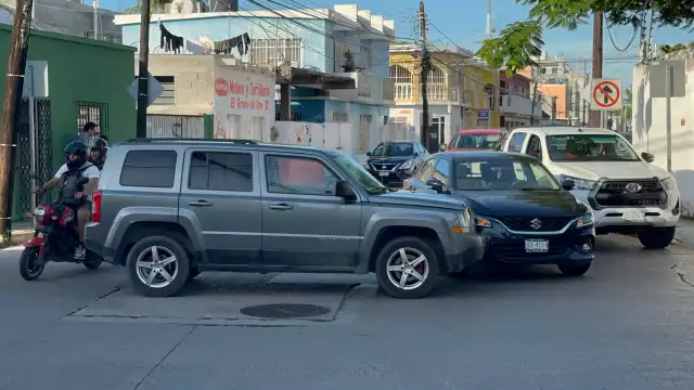 Choque entre un Jeep Patriot y un Suzuki Baleno en la colonia Tacubaya de Ciudad del Carmen.