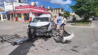 Conductor se pasa el alto e impacta a un taxi en el fraccionamiento Los Héroes de Cancún