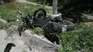 Motociclista se impacta contra un poste en avenida  Periférico de Cancún y sobrevive 