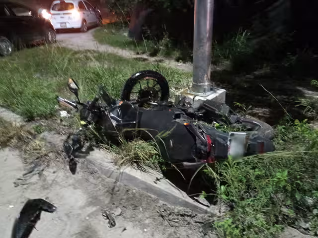el conductor salió proyectado fuera del pavimento, recorriendo varios metros antes de quedar en el suelo