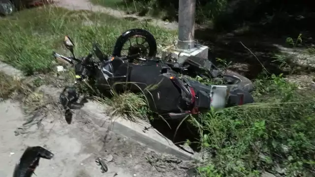 el conductor salió proyectado fuera del pavimento, recorriendo varios metros antes de quedar en el suelo