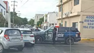 Patrulla de la SSC se pasa el alto y colisiona contra otro vehículo en Playa del Carmen