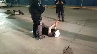 El motociclista fue atendido por paramédicos debido a las lesiones sufridas