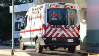 Motociclista sufre posible fractura en Nunkiní tras accidente vial