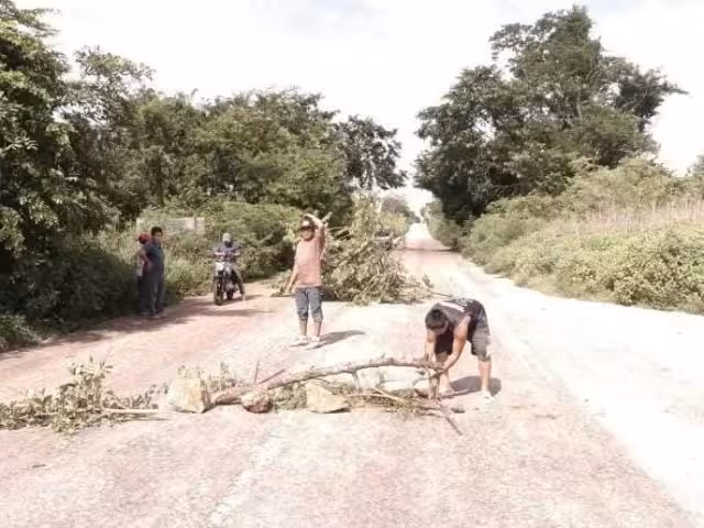 Al no acudir ningún trabajador de la CFE, los vecinos salieron alrededor de las 9 am para iniciar los bloqueos