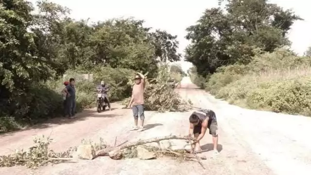 Al no acudir ningún trabajador de la CFE, los vecinos salieron alrededor de las 9 am para iniciar los bloqueos