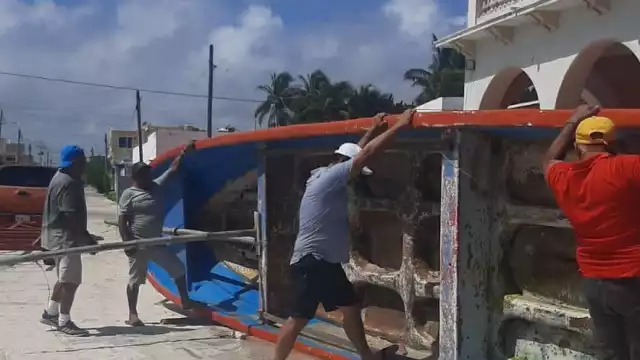 Pescadores de Progreso se alistan para el Huracán Beryl