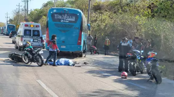 Pareja que viajaba en moto pierde la vida en el municipio de Solidaridad Pareja que viajaba en moto pierde la vida en el municipio de Solidaridad