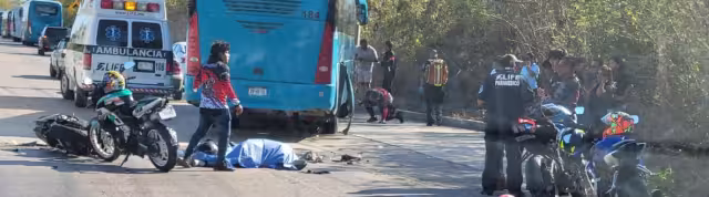 Pareja que viajaba en moto pierde la vida en el municipio de Solidaridad