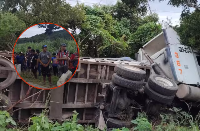 Con costales en mano, pobladores aprovechan rapiña tras volcadura de camión con maíz en la Haltunchén–Sihochac