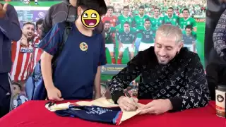 HH estuvo en casa firmando jerseys y tomándose fotos con sus seguidores