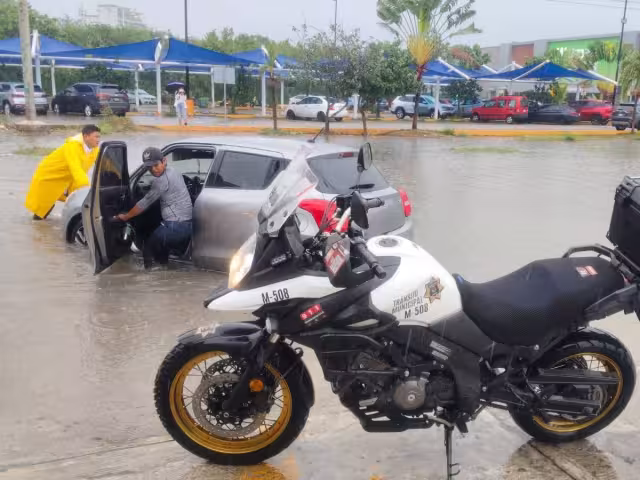 Las fuertes lluvias e inundaciones dejaron como saldo al menos 25 vehículos varados