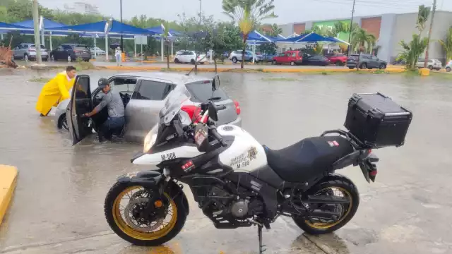 Las fuertes lluvias e inundaciones dejaron como saldo al menos 25 vehículos varados