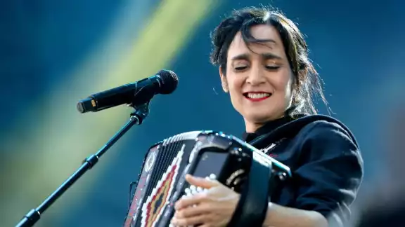 Julieta Venegas se vuelve tendencia tras compartir la invitación de sus XV's Julieta Venegas se vuelve tendencia tras compartir la invitación de sus XV's