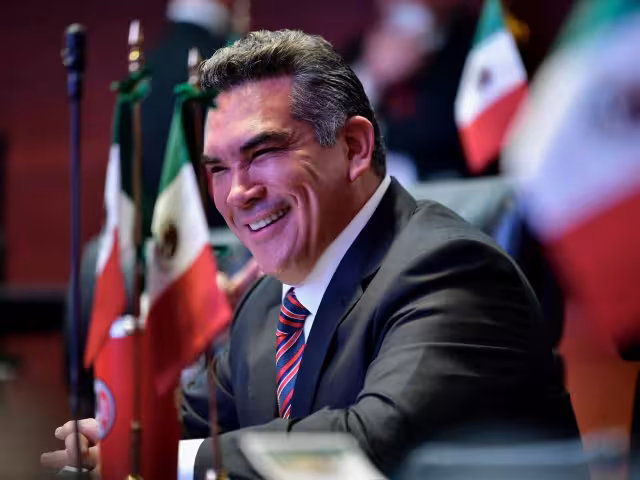 Dos exfuncionarios de su gobierno fueron detenidos