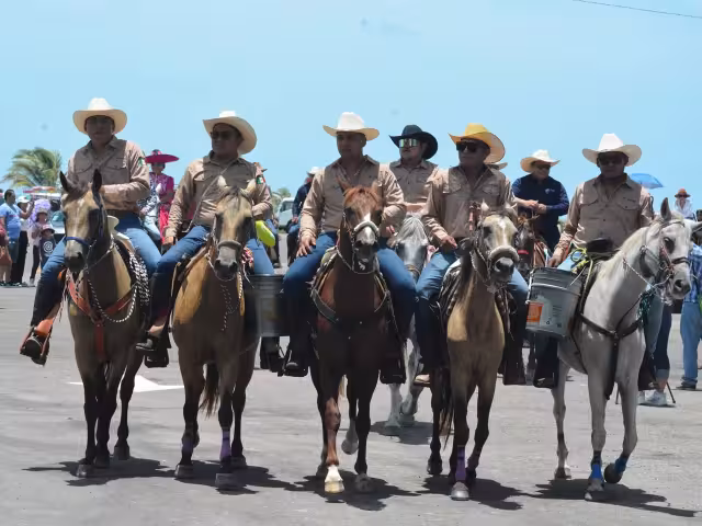 La cabalgata es una gran tradición de la feria carmelita cada año.