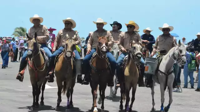 La cabalgata es una gran tradición de la feria carmelita cada año.