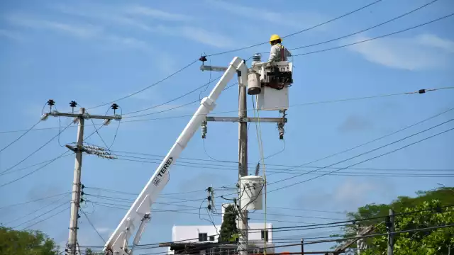 Comunidades instalan su propia luz: exigen a CFE y autoridades caminos y electricidad segura