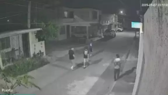 Aseguran que suelen acudir a la casa y tirar piedras desde el exterior, además de vandalizar  el auto del afectado