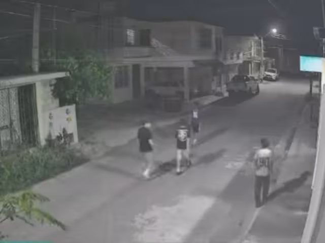 Aseguran que suelen acudir a la casa y tirar piedras desde el exterior, además de vandalizar  el auto del afectado