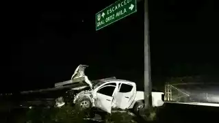 Fuerte accidente en la Escárcega-Champotón: Camioneta termina atravesada por barandilla 