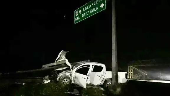Aun con lo fuerte y aparatoso del accidente, el conductor de una camioneta de color blanco resultó sin lesiones y escapó del lugar.