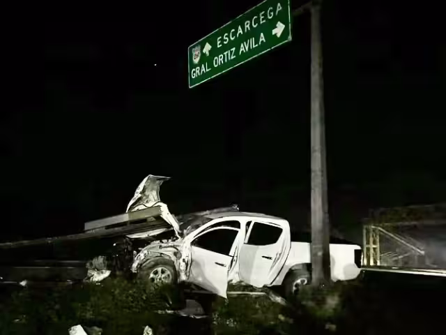 Aun con lo fuerte y aparatoso del accidente, el conductor de una camioneta de color blanco resultó sin lesiones y escapó del lugar.