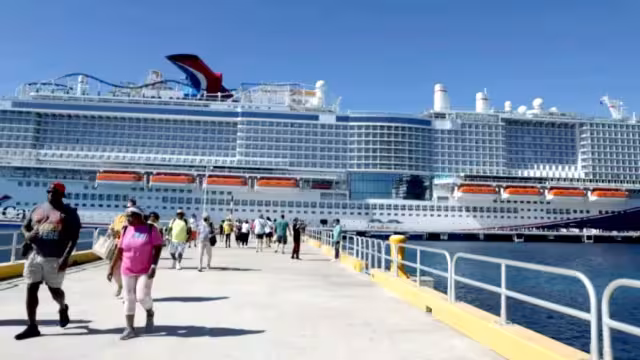 Desembarcaron tres mil pasajeros; se calcula que cada persona gastó 80 dólares en el destino