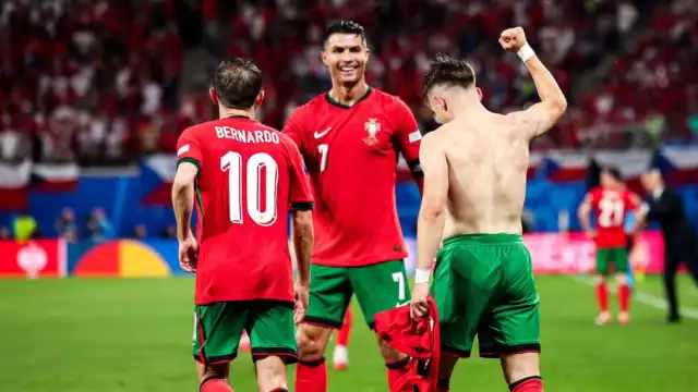 Cristiano Ronaldo festeja junto a Bernardo Silva y Francisco Conceicao
