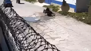 Un motociclista derrapó en una calle en mal estado y cayó sobre el pavimento