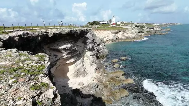 Falta prevención oficial para contener la erosión y los continuos desprendimientos de roca en Isla Mujeres