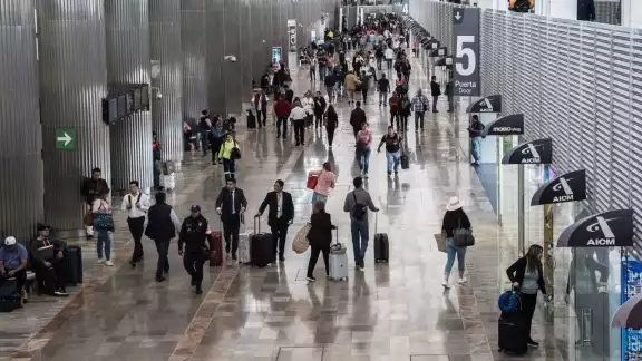 Los pasillos y salas de espera del AICM se mantienen con viajeros a la espera de que mejoren las condiciones para retomar operaciones