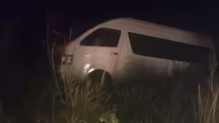 Otra combi se accidenta rumbo a Candelaria por carretera en mal estado