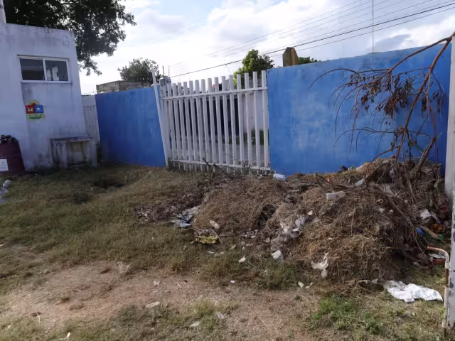 La cancha se encuentra repleta de basura y daños materiales