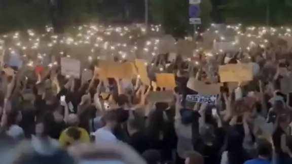 Ucranianos se han manisfestado en contra de una ley que afectaría a los organismos anticorrupción Ucranianos se han manisfestado en contra de una ley que afectaría a los organismos anticorrupción